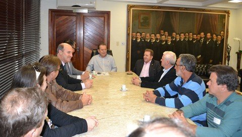 ligacao-com-morro-grande-pode-sair-1 Após reunião com Ponticelli e outras lideranças, os prefeitos conseguiram marcar encontro com o executivo estadual - Foto:Prefeitura de Jaguaruna/Divulgação/Notisul