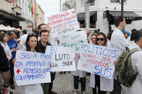 medicos-vao-parar-atividades-1 No último dia 3, 12 cidades catarinenses participaram de manifestação dos médicos. Foto: Simesc/Divulgação/Notisul