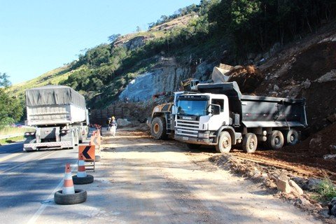 nova-sinalizacao-requer-atencao-1 Condutores precisam atentar ao aumento do número de equipamentos na pista. Outro assunto que requer atenção é a sinalização - Foto:Muriel Albonico/Esga-Dnit/Notisul