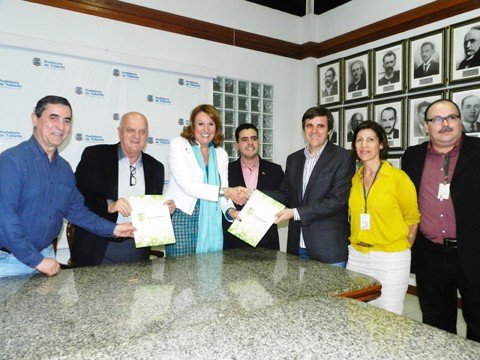 ordem-de-servico-e-assinada-1 Ordem de serviço da construção do Campus do Ifsc, em Tubarão, foi assinada ontem. A obra inicia na próxima segunda-feira e tem prazo de um ano para ser entregue.