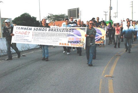 reivindicacoes-serao-entregues-ao-mpf-1 Manifestação na BR-101 reuniu mais de 200 pessoas na última quinta-feira. As reivindicações serão encaminhadas, agora, ao Ministério Público Federal (MPF) - Foto:Gilberto Martins/Divulgação/Notisul