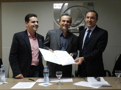 termo-de-compromisso-foi-assinado-1 O secretário Beto Martins (centro) recebeu duas reivindicações do presidente da Adram, Murilo Ghisoni Bortoluzzi (direita).