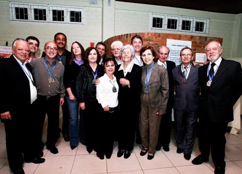 acatul-celebra-13-anos-de-fundacao-1 A Acatul foi fundada no ano 2000 e conta, atualmente, com 26 escritores. Entre uma das comemorações está o lançamento da 6ª coletânea da academia, intitulada "Retratos de Tubarão".