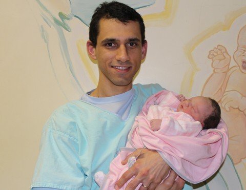 alice-e-a-alegria-do-papai-victor-1 O tubaronense Victor recebeu um grande presente nesta sexta-feira, a pequena Alice. Agora, ele terá mais um motivo para comemorar o Dia dos Pais.