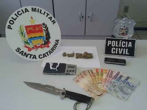 aliciador-chefe-de-trafico-volta-a-prisao-1 As drogas estavam com um adolescente - Foto:Polícia Civil de Braço do Norte/Divulgação/Notisul