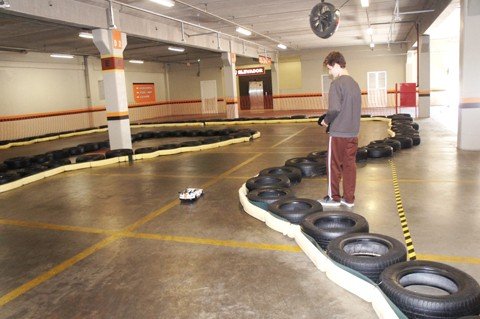 automodelismo-emocao-e-velocidade-1 Pista é um convite para quem quiser se divertir com o automodelismo. A ação fica até o dia 31 deste mês em Tubarão. Foto: Farol Shopping/Divulgação/Notisul