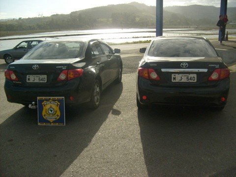 carro-clonado-e-flagrado-pela-prf-1 O dono do carro adulterado (E) foi localizado e levou o veículo para comprovar a sua legalidade. O outro Corolla é o clonado. Foto: PRF de Tubarão/Divulgação/Notisul