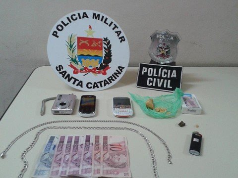 casal-de-traficantes-e-preso-1 Quando os policiais entraram e avisaram que a ‘casa tinha caído’, a jovem de 18 anos se rendeu e entregou a droga que escondia em seu corpo. Foto: Polícia Civil de Braço do Norte/Notisul