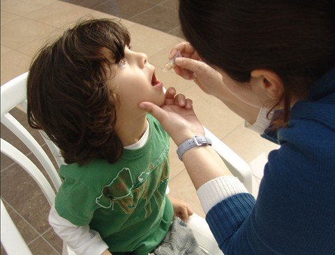 criancas-comecam-a-ser-vacinadas-1 Mais de 400 mil crianças devem ser vacinadas no estado. A semana de vacinação irá durar até o dia 30 deste mês. Hoje, haverá dia D em todos os postos de saúde da região.