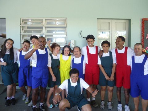 entidade-prepara-atividades-1 Os alunos se preparam para as apresentações culturais que irão ocorrer durante a semana. A ação é uma forma de fomentar a inclusão social. Foto: Apae-Capivari de Baixo/Notisul