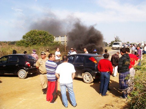 estudo-complementar-ficara-pronto-terca-1 Moradores fecharam a ponte do Camacho ontem, em reivindicação à pavimentação de 2,5 quilômetros.