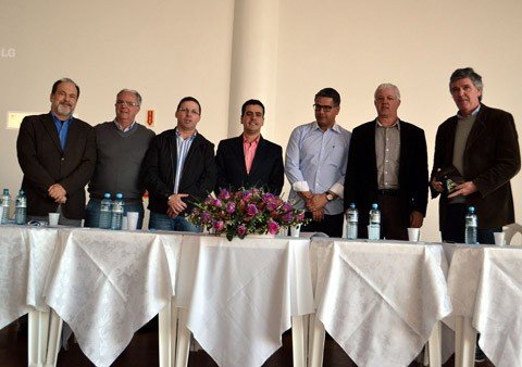 grupo-avalia-projetos-1 Prefeitos da região se reuniram para discutir sobre obras que estão sendo realizadas na região - Foto:Prefeitura de Jaguaruna/Notisul