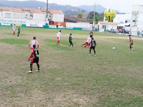 hercilio-perde-e-da-adeus-ao-quadrangular-1 Em um jogo difícil para o Hercílio, o time ainda foi prejudicado pelas más condições do gramado. Foto:Eduardo Ventura/Divulgação/Notisul