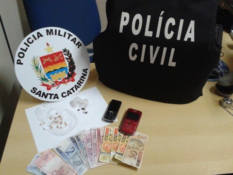 herdeira-vendia-crack-no-lugar-do-irmao-1 As 24 pedras de crack estavam embaladas para a venda. Foto: Polícia Civil de Braço do Norte/Notisul