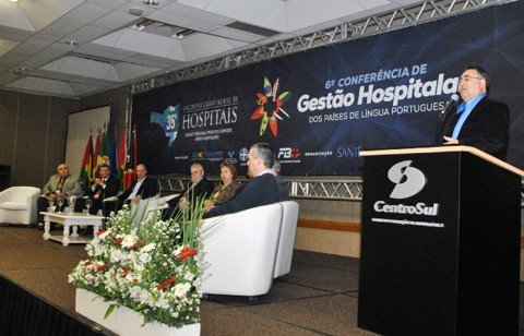 linha-de-credito-esta-disponivel-1 Ao participar da abertura do encontro, o governador enalteceu o trabalho dos hospitais filantrópicos no estado. Foto: Jaqueline Noceti/SECOM/Notisul.