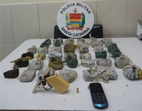 mais-de-2-quilos-de-maconha-sao-apreendidos-1 As 40 embalagens com maconha estavam no porta-malas do carro. Foto: Polícia Militar de Tubarão/Divulgação/Notisul