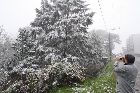 neva-em-cinco-cidades-1 A neve começou a cair por volta das 4 horas da manhã de ontem, quando os termômetros registraram entre - 1ºC e 1º. Não deve ocorrer novos registros do fenômeno nesta semana - Foto:SDR-São Joaquim/Notisul