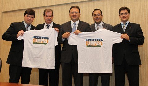 oab-lanca-campanha-de-novo-sistema-eleitoral-1 Antonio Naschenweng Neto (Secretário da subseção de Rio do Sul), Luiz M. Bratti (Tesoureiro da OAB/SC), Marcus Vinícius Furtado Coêlho (Presidente nacional da OAB), Clésio Moraes (pres. subseção de Tubarão) e Maurício Probst (pres. subseção de Rio do Sul