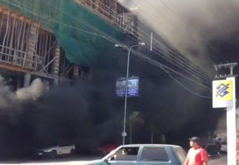 operarios-ficam-presos-em-meio-a-incendio-1 Apesar de não ter sido em grande proporção, a fumaça preta assustou e provocou muito corre-corre na manhã de ontem em Braço do Norte. Foto: Tarcísio Fonseca/Divulgação/Notisul