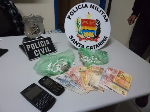 ponto-de-droga-e-estourado-1 Com os traficantes, foram apreendidas 41 pedras de crack - Foto:Polícia Civil de Braço do Norte/Divulgação/Notisul