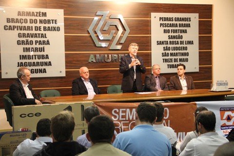 precisamos-trabalhar-com-a-prevencao-1 Durante o Seminário Regional de Defesa Civil foi entregue, aos 18 municípios associados à Amurel, kits com equipamentos que irão auxiliar nas centrais de monitoramento.