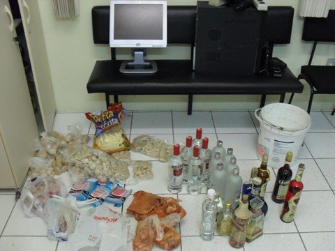 produtos-sao-encontrados-em-casa-de-funcionario-1 Os produtos furtados foram encontrados pela Polícia Civil na casa do funcionário do bar, no bairro Passagem - Foto:CPP/Tubarão/Divulgação/Notisul