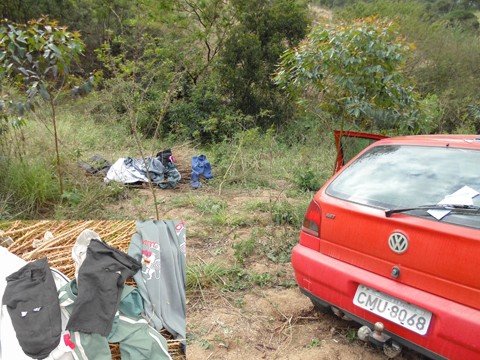 quadrilha-abandona-carro-em-sangao-1 O carro de Morro da Fumaça foi abandonado no bairro Garganta, em Sangão, em um terreno baldio. No detalhe, as balaclavas e roupas utilizadas pelos assaltantes. Fotos: Polícia Militar de Sangão/Notisul