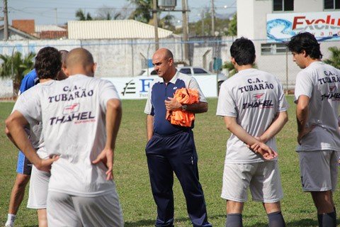returno-peixe-esta-de-olho-na-taca-1 Durante o treino de sexta-feira, o treinador orientou os jogadores e reforçou alguns pontos do grupo