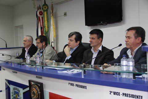 situacao-segue-sem-solucao-1 A coletiva na Câmara de Vereadores de Tubarão buscou esclarecer sobre o relatório da comissão das águas. O evento teve a presença de membros da Tubarão Saneamento e também do legislativo de Capivari de Baixo.