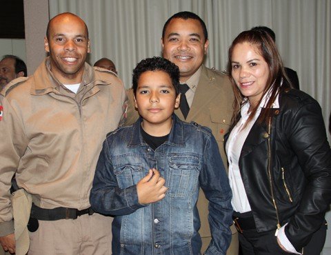 solenidade-e-marcada-por-promocoes-1 O policial militar Edson Fogaça de Paulo (D) foi um dos que recebeu promoção. Ao lado da esposa e filho, ele agora é 1º tenente.