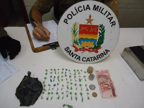 suspeito-escala-marquise-para-fugir-da-policia-1 O homem dispensou um pacote, que foi encontrado pela guarnição da Polícia Militar. Dentro, havia 41 pedras e crack, prontas para e venda - Foto:Polícia Militar de Tubarão/Notisul