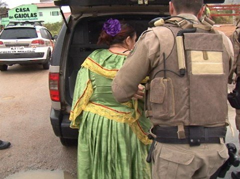 tiros-sao-efetuados-para-conter-confusao-1 Vários policiais militares tiveram que agir rápido para evitar que o pior ocorresse - Foto:Myke Elias/Unisul TV/Notisul