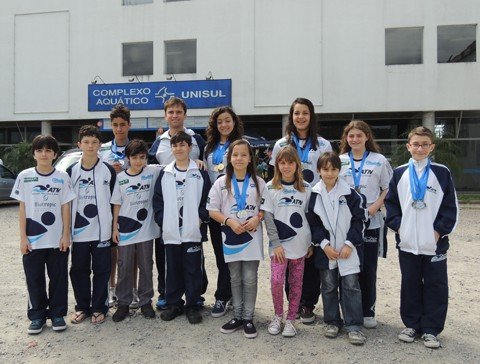 tubaronenses-conquistam-18-medalhas-1 Mais uma vez, o grupo de jovens nadadores da ATN garantiu boa colocação em uma disputa estadual - Foto:ATN/Divulgação/Notisul