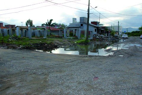 chuva-atrasa-reinicio-de-escavacao-1 As aduelas que estavam na beira da rua Luiz Pedro de Oliveira, no bairro Dehon, foram removidas para terrenos baldios próximo à obra