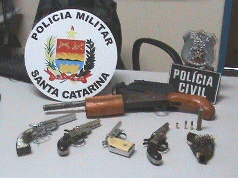 cinco-armas-sao-apreendidas-1 O homem alegou que as armas eram de seu pai, já falecido - Foto:Polícia Civil de Braço do Norte/Notisul