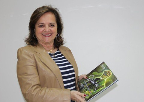 edicao-especial-e-lancada-1 A obra ainda conta um pouco da vida do pintor, desde a chegada de seu pai à cidade, a paixão pela arte e como Willy desenvolveu o seu dom. Foto: Maria Julia Goulart/Notisul.