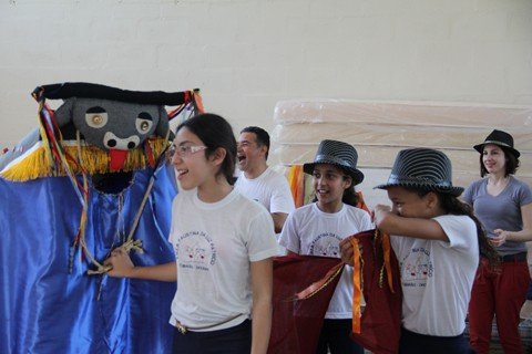 educacao-aliada-a-danca-1 Em Tubarão, estudantes da Escola Faustina da Luz Patrício participam de projeto de Biodanza. Entre as atividades estão ações folclóricas. A comunidade também participa