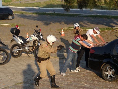 estagio-visa-diminuir-tempo-resposta-1 Simulações de abordagens foram feitas pelos participantes no centro de Imbituba, nesta semana - Foto: Polícia Militar de Imbituba/Notisul