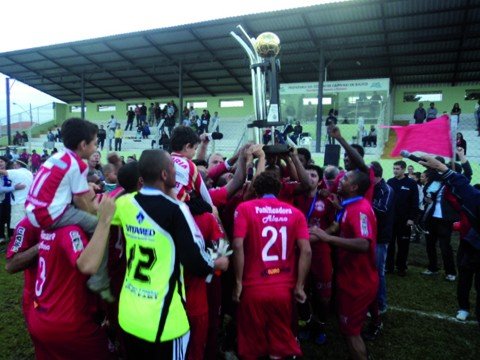 bandeirantes-fatura-bicampeonato-1 A taça em homenagem a PG foi recebida com muita festa