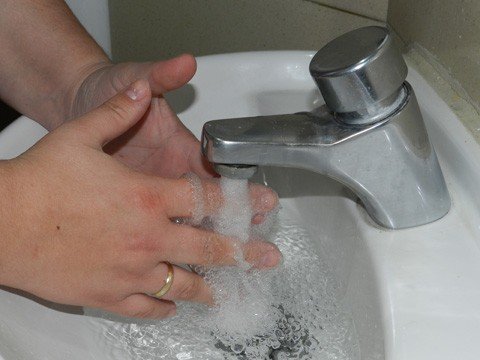 caso-e-confirmado-na-regiao-1 Uma das medidas de prevenção é a higienização das maões