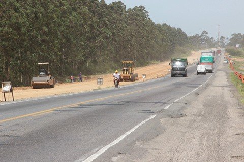 construcao-ganha-forma-1 As pistas para a duplicação, em Laguna, começam a aparecer na BR-101. A etapa, agora, é a preparação do aterro ou a aplicação das camadas bases para colocação do asfalto - Fotos:Muriel Albônico/Esga-Dnit/Divulgação/Notisul