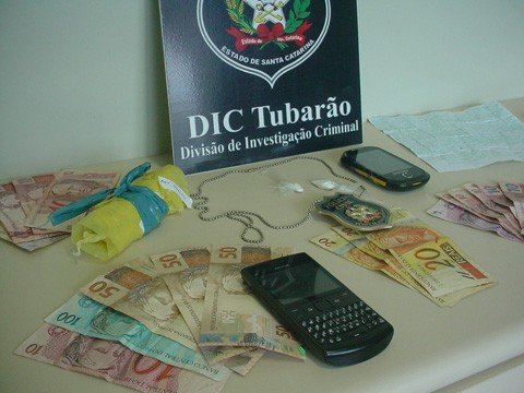 grupo-preso-pode-ter-ligacao-com-faccoes-1 Droga e dinheiro foram apreendidos com os acusados - Foto:DIC de Tubarão/Divulgação/Notisul