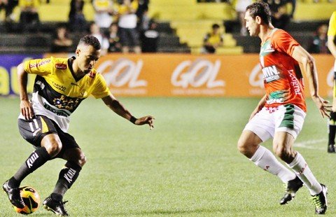 lusa-bate-o-tigre-1 Tigre tentou várias jogadas de efeito, mas Portuguesa manteve forte marcação na meia-cancha - Foto:Fernando Ribeiro/Criciúma E.C/Notisul