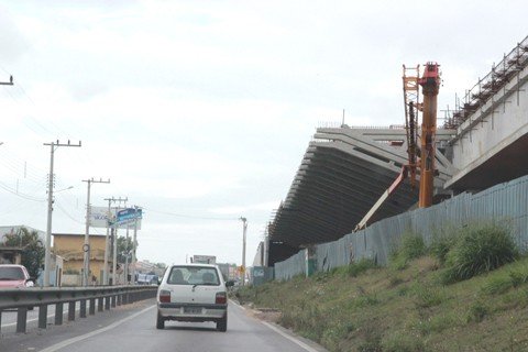 mao-francesa-comeca-a-ser-instalada-1 Cantoneiras são instaladas nos próximos dias na Ponte de Laguna. A ‘mão francesa’ será acoplada nos 52 vãos da estrutura - Foto:Muriel Albônico/Esga-Dnit/Notisul