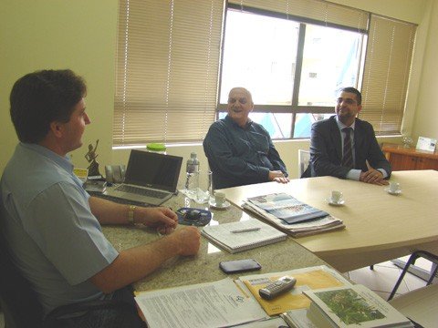 pedido-e-por-mais-agilidade-1 Em reunião nesta sexta-feira na Amurel, o prefeito Olavio Falchetti pediu mais agilidade nos processos - Foto:Amanda Menger/Prefeitura de Tubarão/Divulgação/Notisul