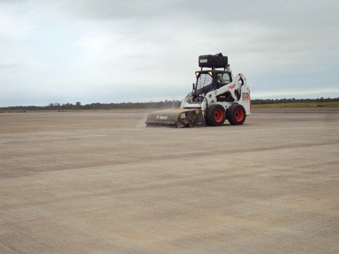 pista-recebe-manutencao-1 A limpeza é feita para impedir o fluxo de água até a vala de drenagem - Foto:Eduardo Zabot/Aeroporto/Divulgação/Notisul