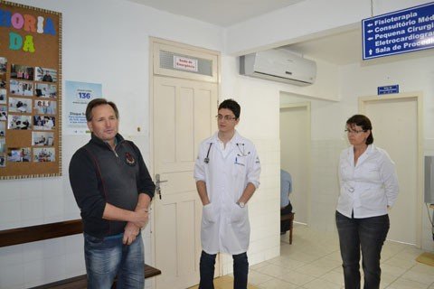 rio-fortuna-faz-parte-do-programa-mais-medicos-1 Pedro Córdova (C) integra o quadro clínico de Rio Fortuna. Agora, são três médicos no município - Foto: Sintia Boeing/Prefeitura de Rio Fortuna/Notisul