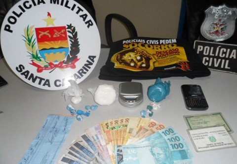 traficante-e-preso-com-droga-na-cueca-1 A cocaína renderia cerca de 130 petecas que seriam vendidas a R$ 50,00 cada. Isso totalizaria R$ 6,5 mil - Foto:Polícia Civil de Braço do norte/Divulgação/Notisul