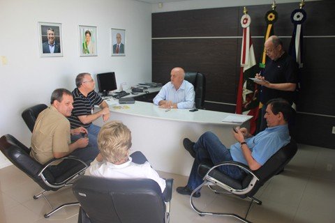 assinatura-sera-no-dia-29-1 Em reunião, nesta quinta-feira, no paço municipal, foi discutida a criação do distrito industrial. O terreno será concedido pela Tractebel - Foto:Christian Ayala/Prefeitura de Tubarão/Divulgação/Notisul