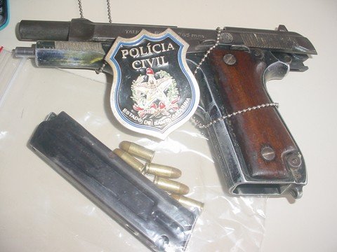 briga-sem-fim-pelo-ponto-de-milhoes-de-reais-1 O ‘fujão’ estava com uma pistola calibre 765 com numeração raspada e cinco cartuchos - Foto:DIC de TubarãolDivulgação/Notisul